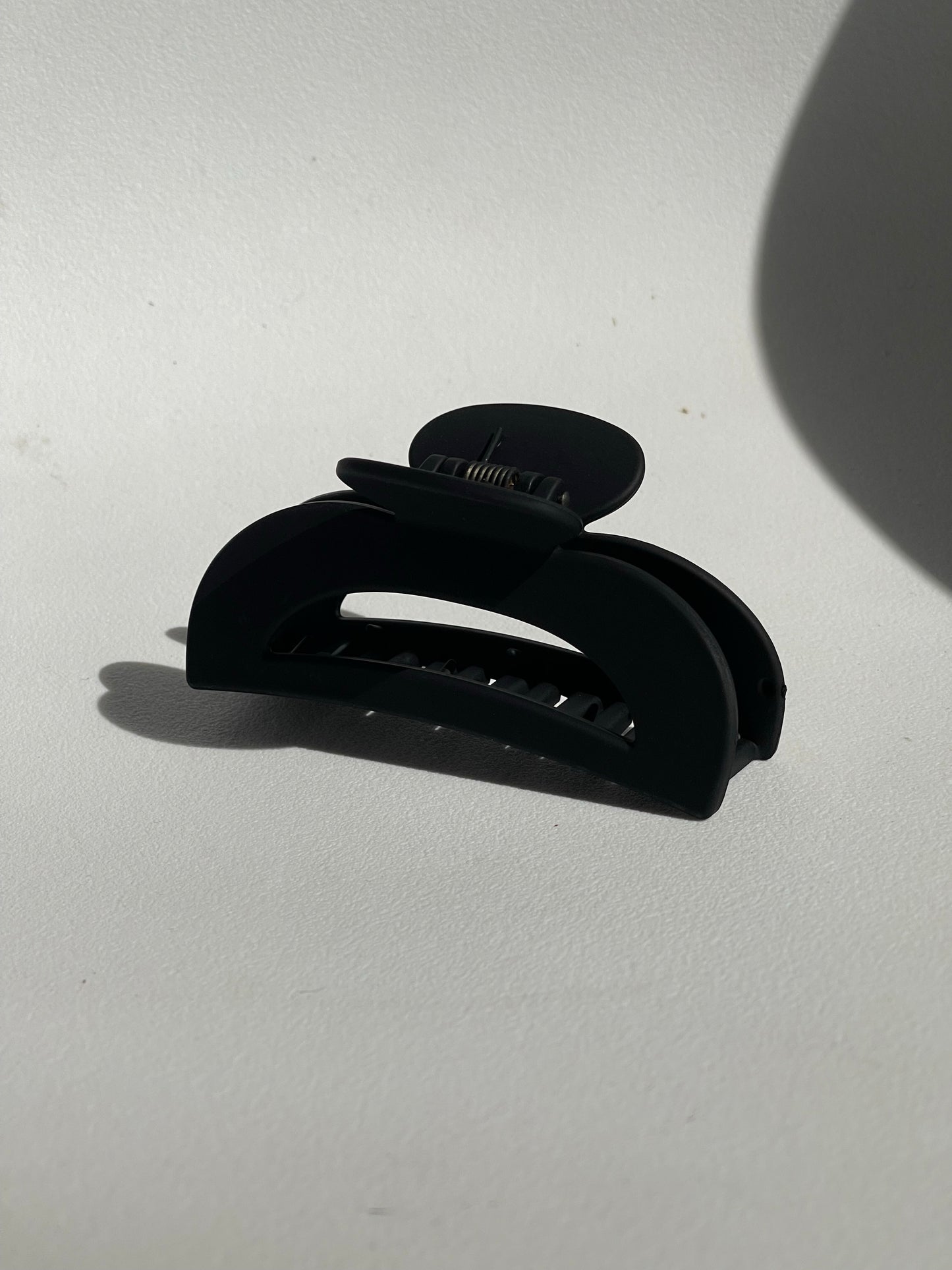 Paige Mid Size Claw Clip In Matte Black