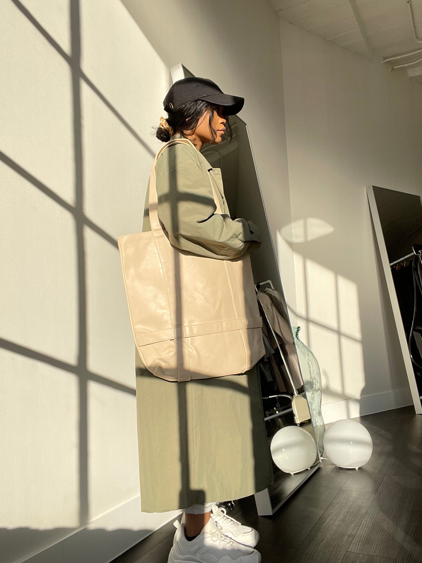 Gina Vegan Leather Tote Hat Holder Bag In Cream