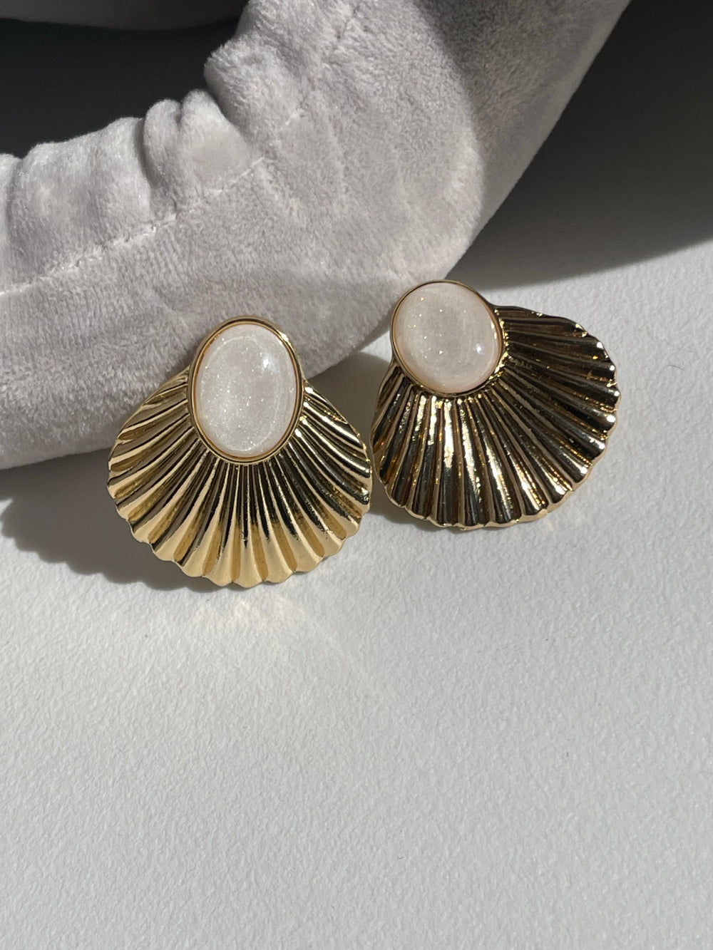 Ursula Pearl She’ll Earring In Cream & Gold