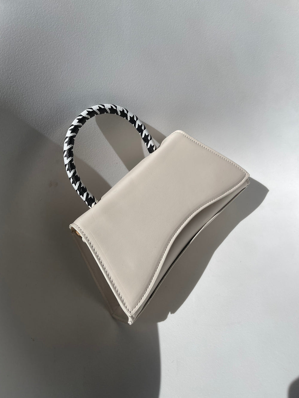 Renei Houndstooth Crossbody Bag In Cream