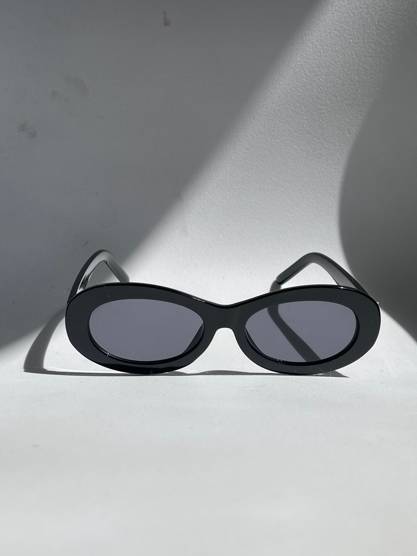 Sabrina Retro Oval Sunglasses In Jet Black
