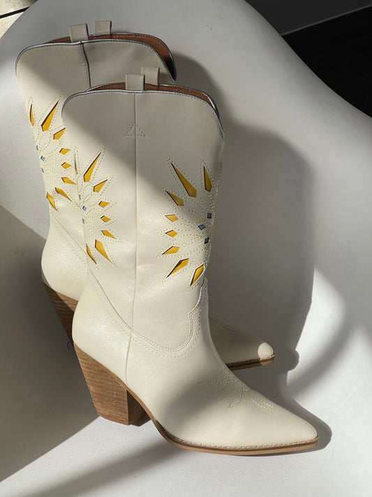 Tony Vintage Style Cut Out Cowboy Boot In Lemon Cream