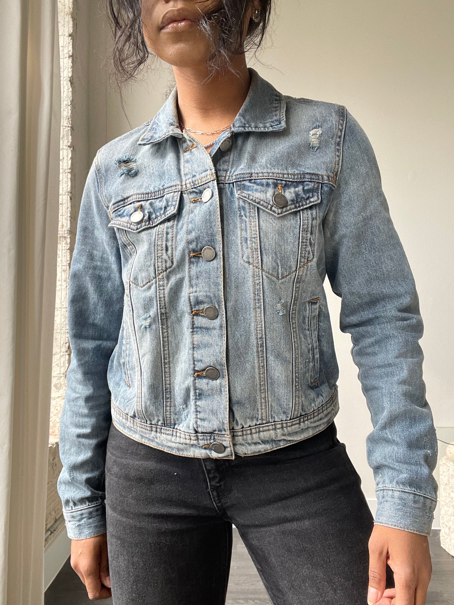 Dallas Classic Cropped Distressed Denim Jacket In Light Wash