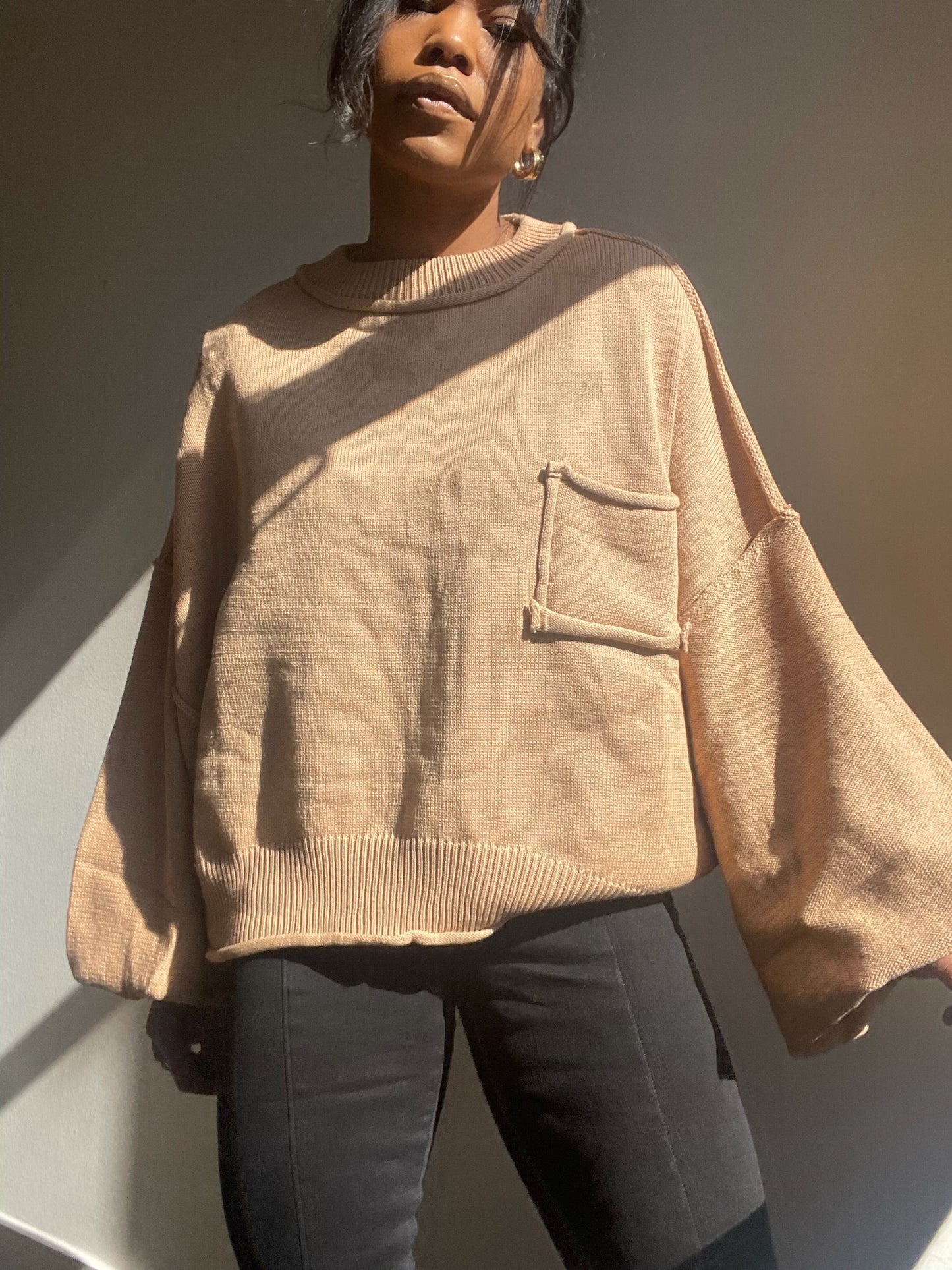 Charlie Cropped Single Pocket Sweater In Dust Taupe