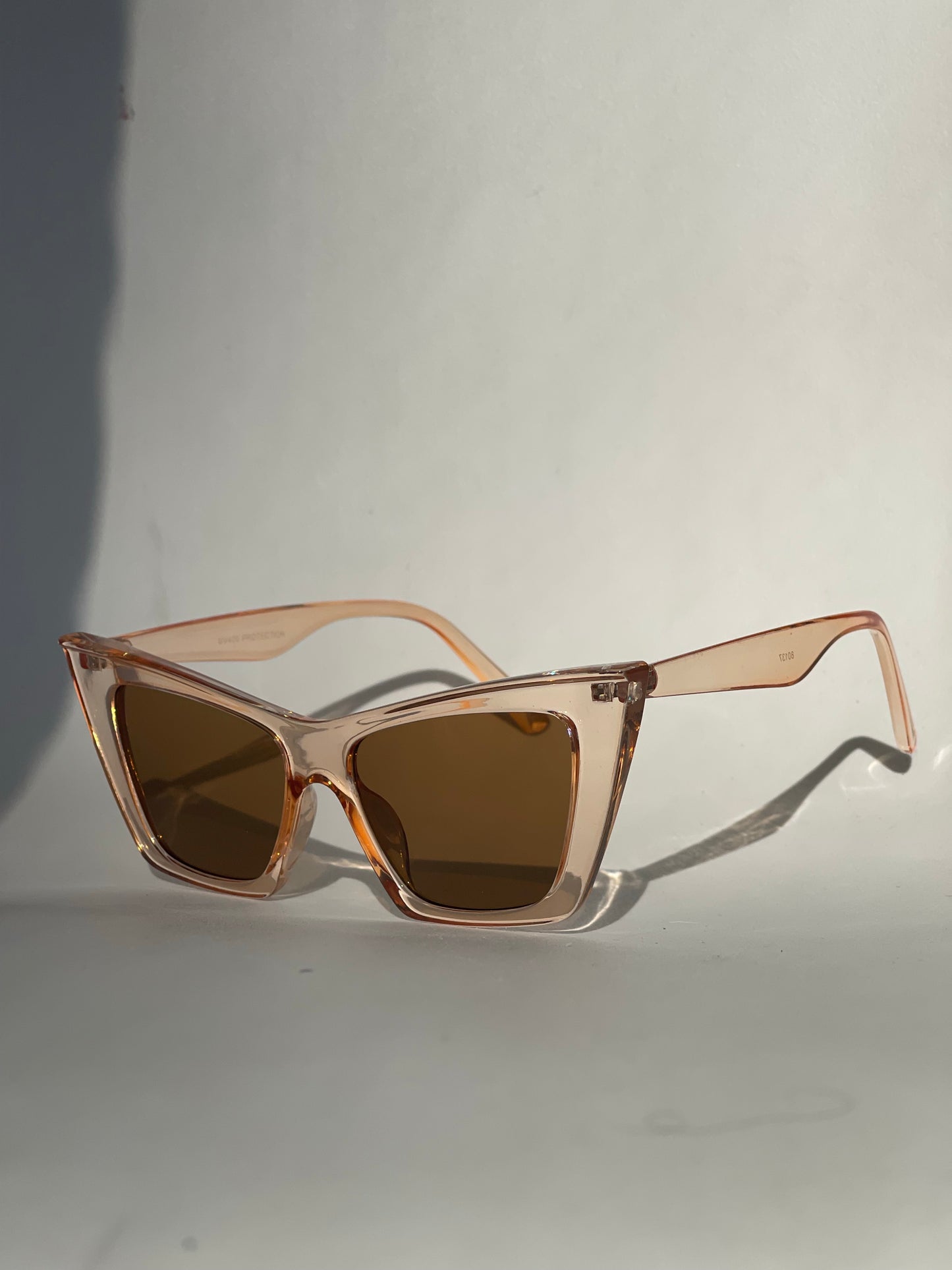 Muir Cat Eye Sunglasses In Transparent Tangerine